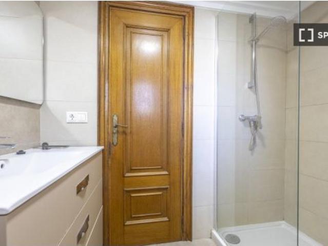 Habitación en piso compartido de 5 habitaciones en Jaume Roig, Valencia, solo para profesionales y e