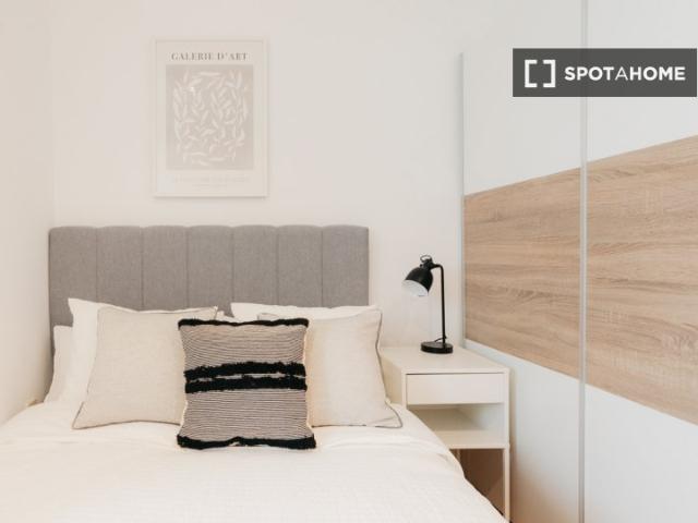 Habitación en piso compartido de 5 habitaciones en La Petxina, Valencia