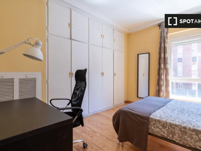Habitación en piso compartido de 5 habitaciones en Madrid