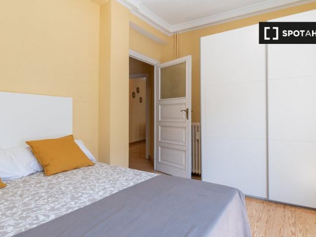 Habitación en piso compartido de 5 habitaciones en Madrid