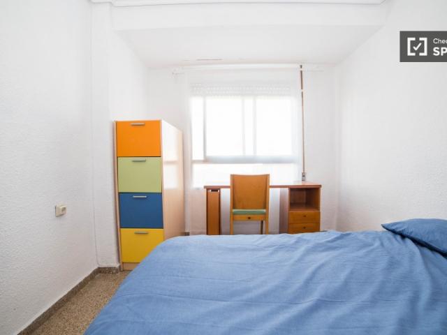 Habitación en piso compartido de 5 habitaciones en Malilla, Valencia