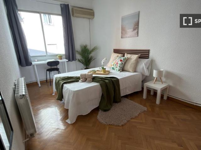 Habitación en piso compartido de 5 habitaciones en Ríos Rosas, Madrid
