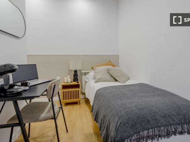 Habitación en piso compartido de 5 habitaciones, Ríos Rosas, Madrid