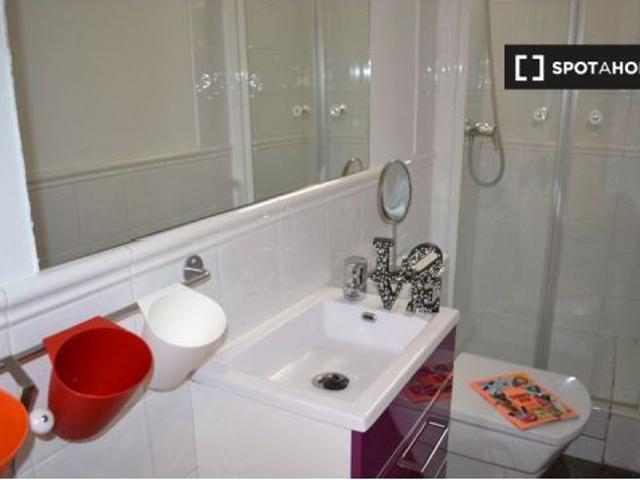 Habitación en piso compartido de 6 habitaciones en alquiler en Trafalgar