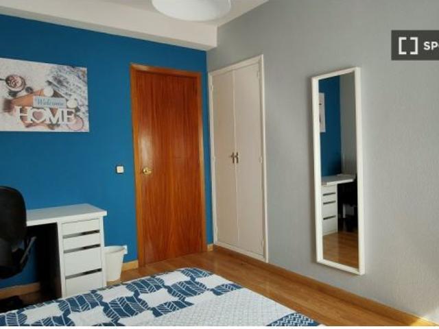 Habitación en piso compartido de 6 habitaciones en alquiler en Alcalá de Henares, ideal para profesi