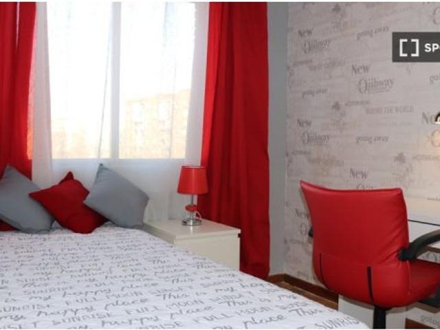 Habitación en piso compartido de 6 habitaciones en alquiler en Alcalá de Henares para profesionales