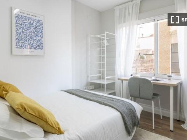 Habitación en piso compartido de 6 habitaciones en alquiler en Alicante, solo profesionales y estudi