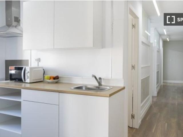 Habitación en piso compartido de 6 habitaciones en alquiler en Alicante, solo profesionales y estudi
