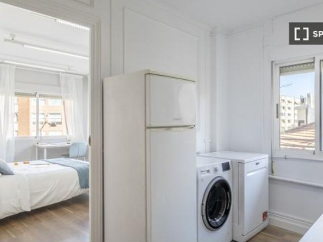 Habitación en piso compartido de 6 habitaciones en alquiler en Alicante, solo profesionales y estudi