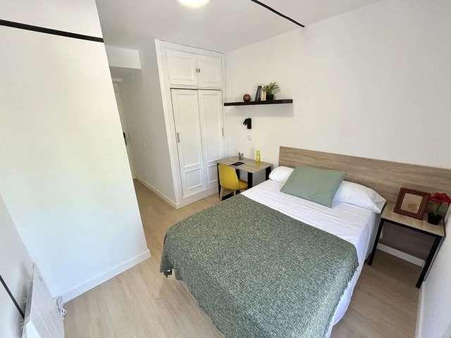 Habitación en piso compartido de 6 habitaciones en alquiler en Aluche, Madrid
