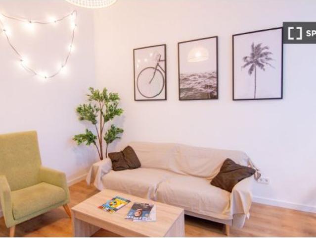 Habitación en piso compartido de 6 habitaciones en alquiler en El Raval, gastos incluidos, no se per