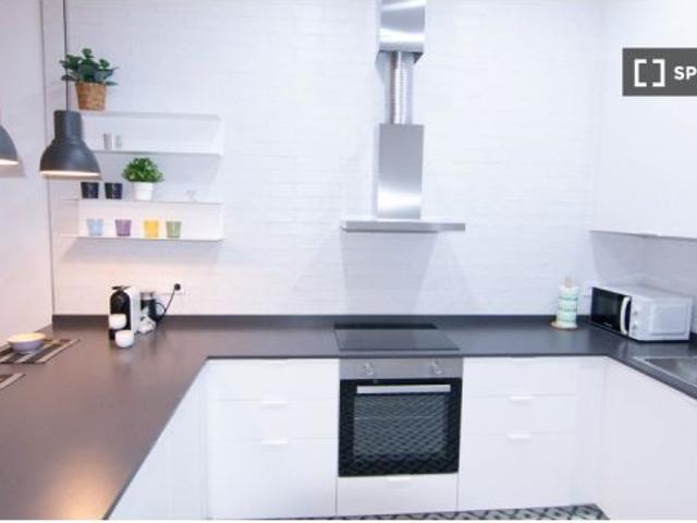 Habitación en piso compartido de 6 habitaciones en alquiler en El Raval, gastos incluidos, no se per