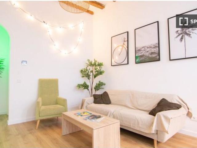 Habitación en piso compartido de 6 habitaciones en alquiler en El Raval, gastos incluidos, no se per