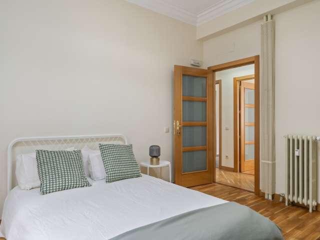 Habitación en piso compartido de 6 habitaciones en alquiler en Guindalera