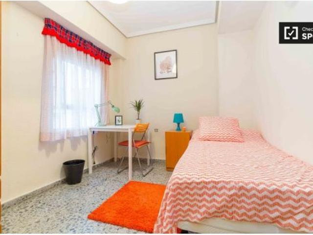 Habitación en piso compartido de 6 habitaciones en alquiler en L' Amistat, Valencia, con tod