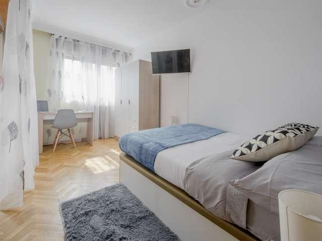 Habitación en piso compartido de 6 habitaciones en alquiler en La Paz, Madrid