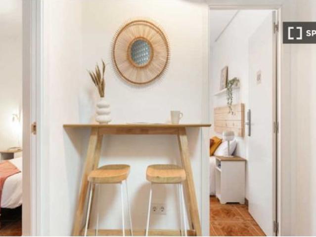 Habitación en piso compartido de 6 habitaciones en alquiler en Madrid, gastos incluidos