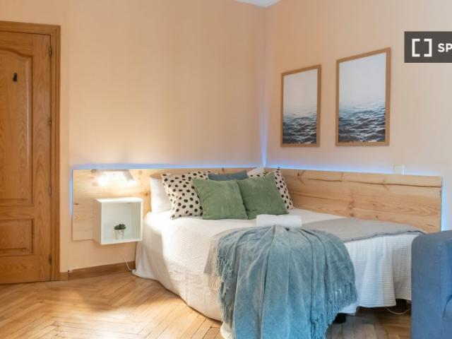 Habitación en piso compartido de 6 habitaciones en alquiler en Palacio, Madrid