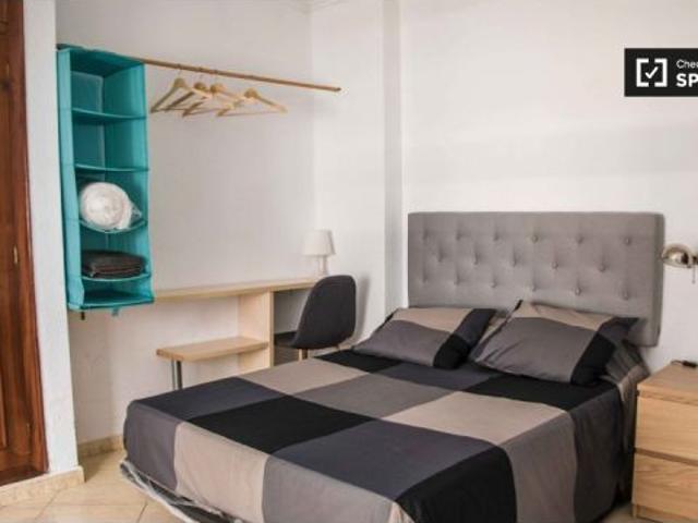 Habitación en piso compartido de 6 habitaciones en alquiler en Sant Francesc