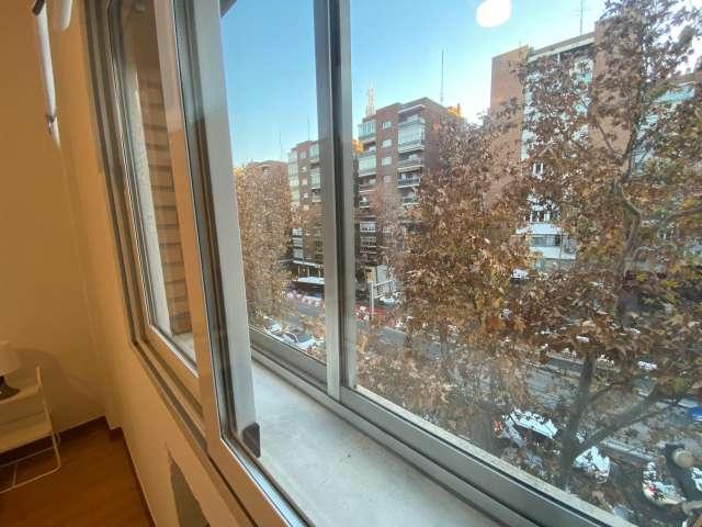 Habitación en piso compartido de 6 habitaciones en Niño Jesús, Madrid