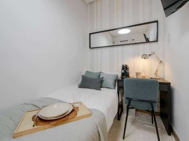 Habitación en piso compartido de 6 habitaciones en Palacio, Madrid