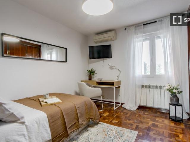 Habitación en piso compartido de 6 habitaciones, Los Cármenes, Madrid