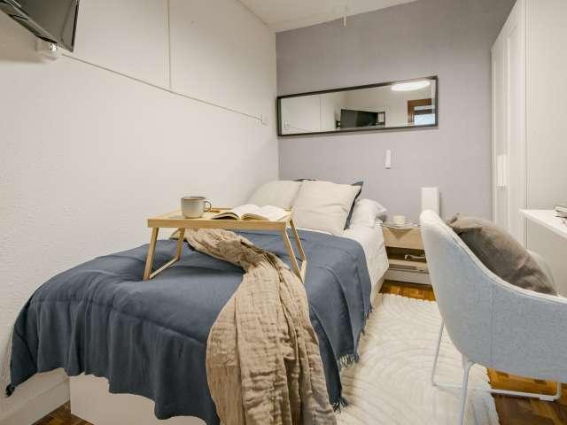 Habitación en piso compartido de 6 habitaciones, Los Cármenes, Madrid