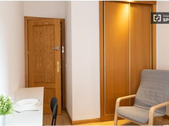 Habitación en piso compartido de 7 habitaciones en alquiler en Valdefuentes, Madrid