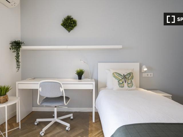 Habitación en piso compartido de 7 habitaciones en alquiler en Imperial, Madrid