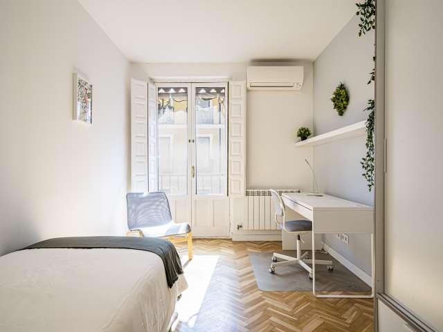 Habitación en piso compartido de 7 habitaciones en alquiler en Imperial, Madrid