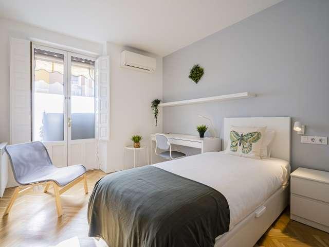 Habitación en piso compartido de 7 habitaciones en alquiler en Imperial, Madrid