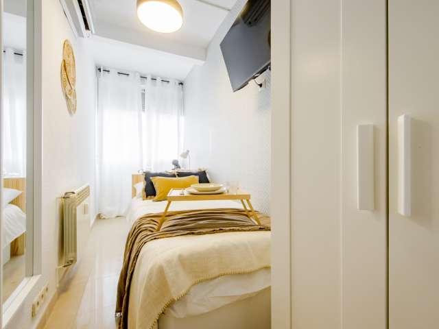 Habitación en piso compartido de 7 habitaciones en alquiler en Pacífico, Madrid