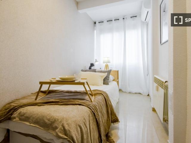 Habitación en piso compartido de 7 habitaciones en alquiler en Pacífico, Madrid