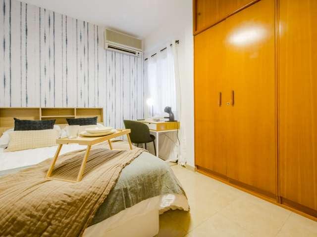 Habitación en piso compartido de 7 habitaciones en alquiler en Pacífico, Madrid