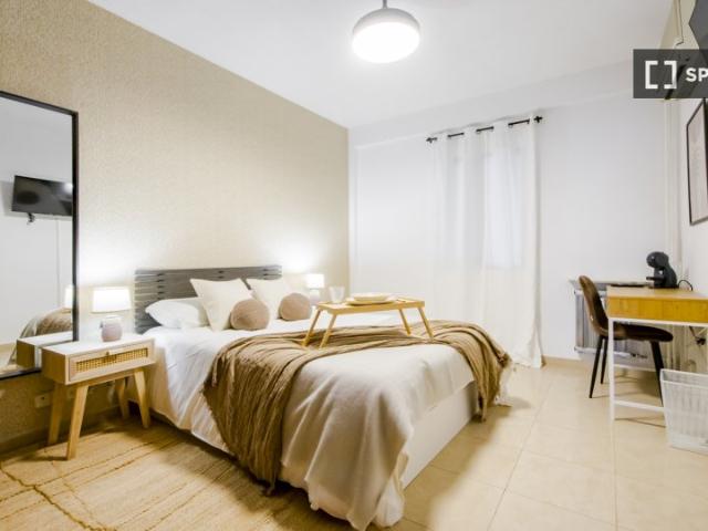 Habitación en piso compartido de 7 habitaciones en alquiler en Pacífico, Madrid