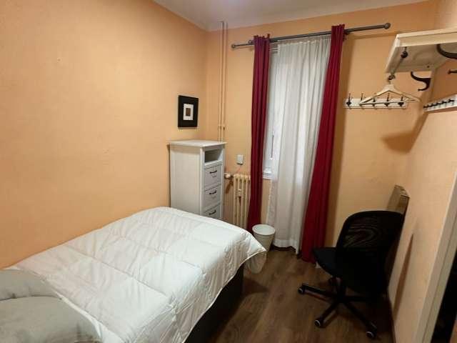 Habitación en piso compartido de 7 habitaciones en alquiler en Palacio, Madrid