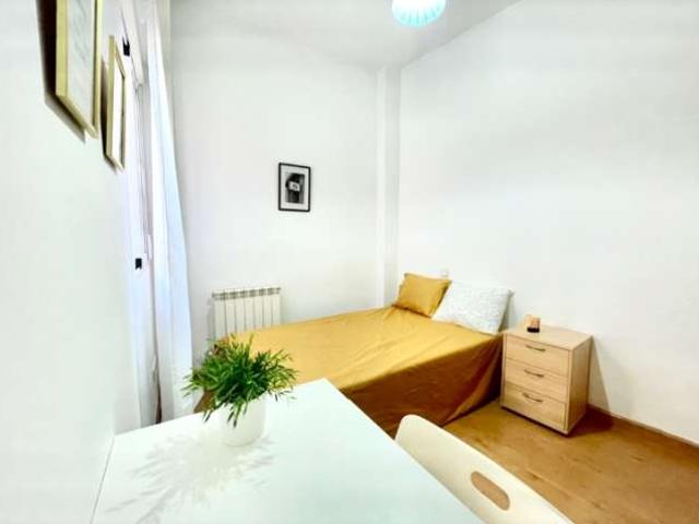 Habitación en piso compartido de 8 habitaciones en Valdeacederas, Madrid