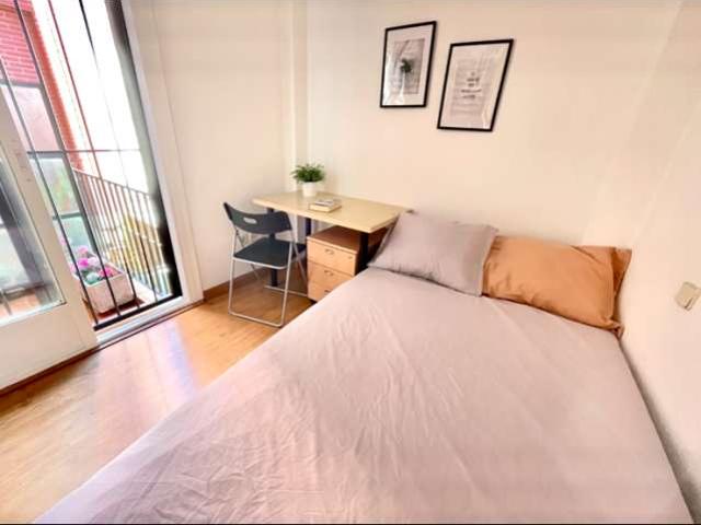 Habitación en piso compartido de 8 habitaciones en Valdeacederas, Madrid