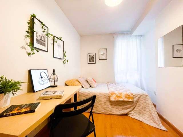 Habitación en piso compartido de 8 habitaciones en Valdeacederas, Madrid