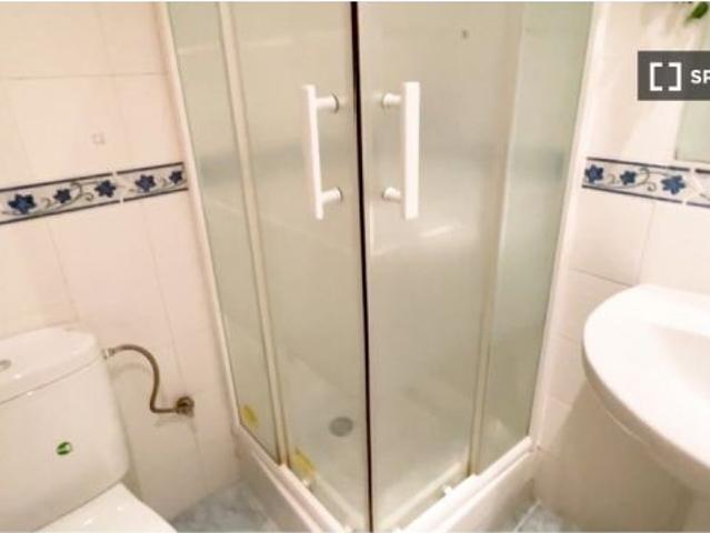 Habitación en piso compartido de 8 habitaciones en Valdeacederas, todos los gastos incluidos
