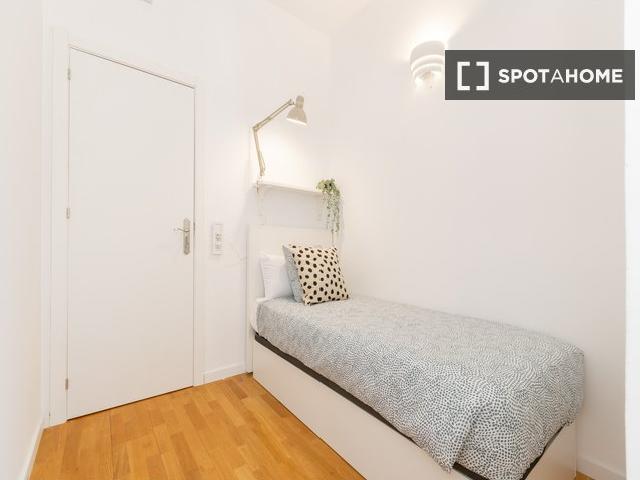 Habitación en piso compartido de 8 habitaciones en alquiler, Vila de Gràcia