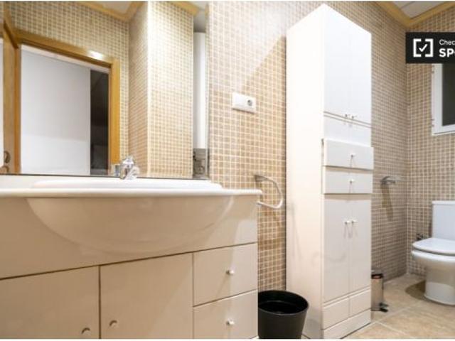 Habitación en piso compartido de 8 habitaciones en alquiler en Sant Francesc