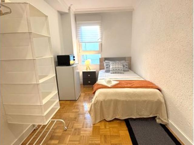 Habitación en piso compartido de 8 habitaciones en Leganés, Madrid