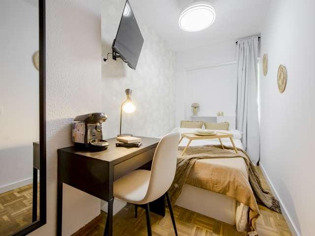 Habitación en piso compartido de 8 habitaciones en Lucero, Madrid