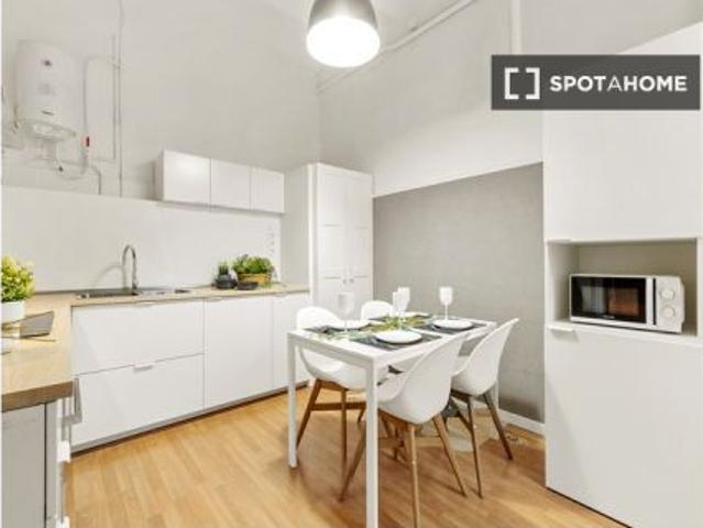 Habitación en piso compartido de 9 habitaciones en alquiler en El Gòtic, se admiten profesionales y