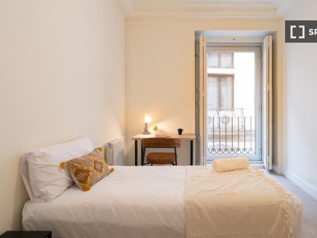 Habitación en piso compartido de 9 habitaciones en alquiler en Palacio, Madrid