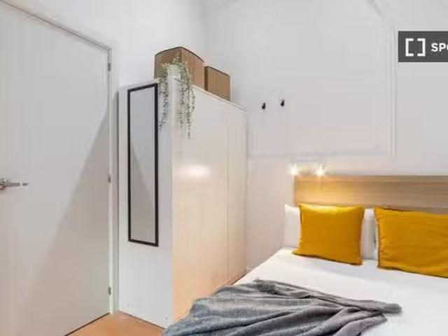Habitación en piso compartido de 9 habitaciones en el barrio g.