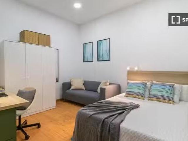 Habitación en piso compartido de 9 habitaciones en el barrio g.