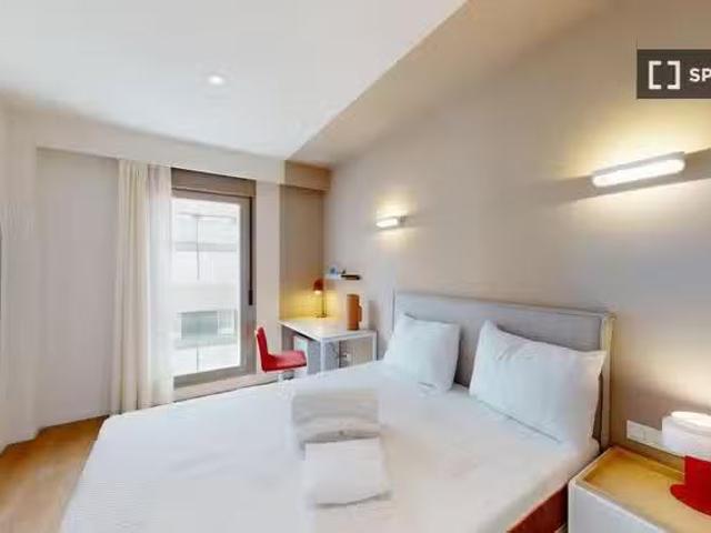 Habitación en piso compartido de 10 camas en alquiler en Cuatr.