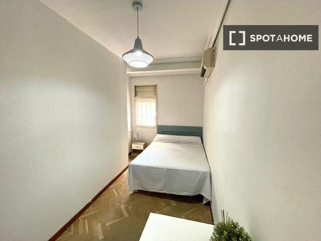 Habitación en piso compartido de 10 habitaciones en Prado Parque, Sevilla